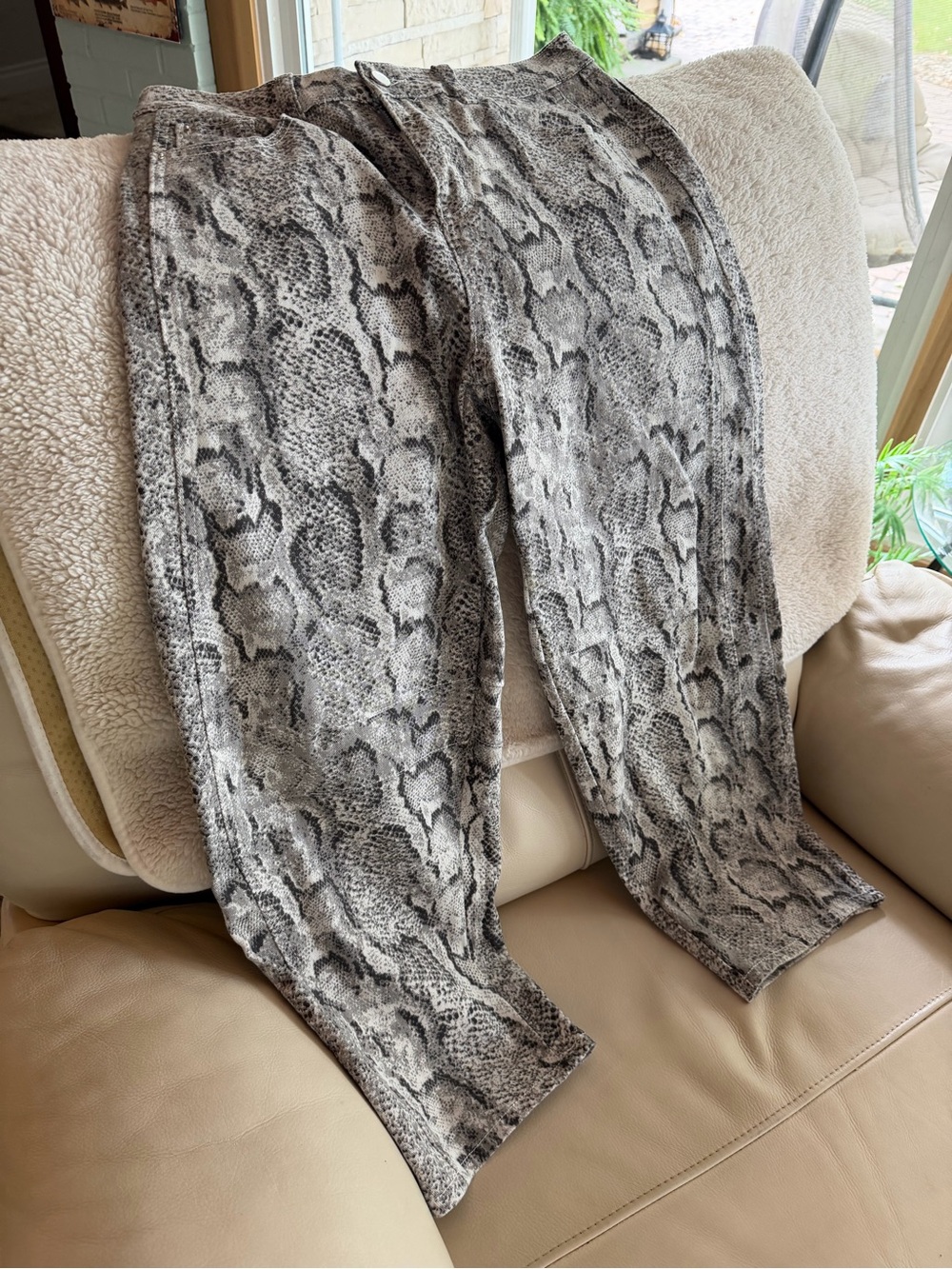 Women's Ankle-Length Snake Print Jeans - Gray